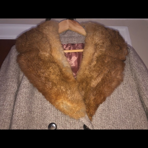 vintage herringbone pattern wool coat with rabbit or fox fur collar - Picture 3 of 11